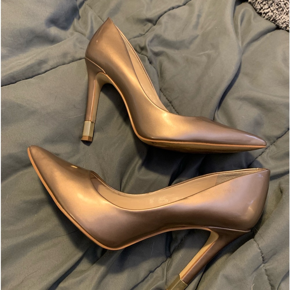 Guess gold pumps, beautiful size 7 1/2